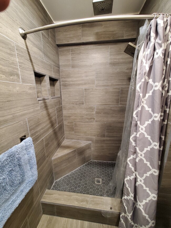 Elegant bathroom - 19 Overbrook Dr