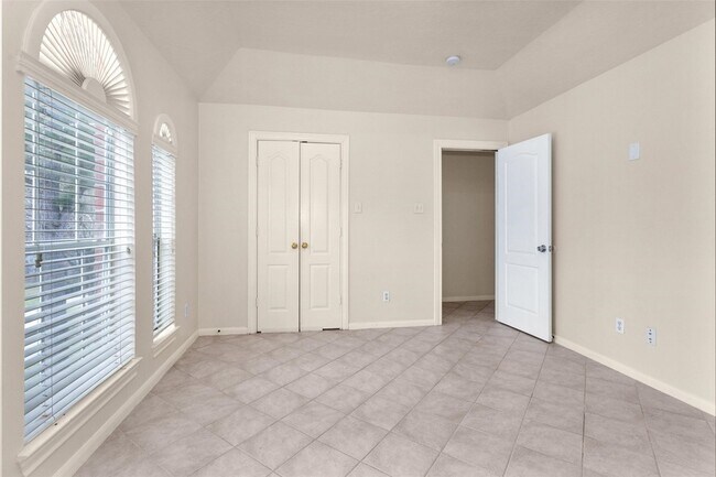 Building Photo - 1010 Maple Run Dr