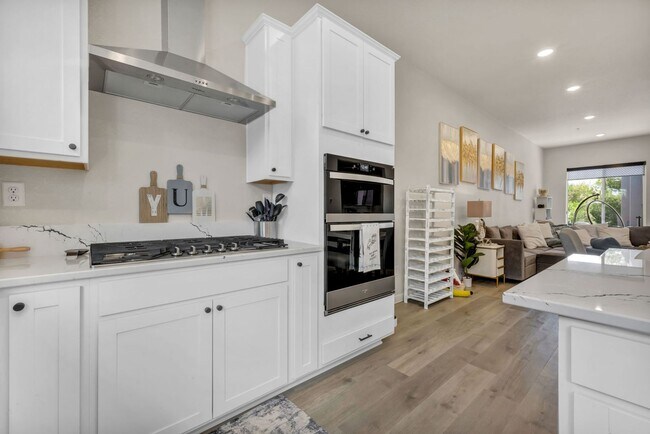 Building Photo - Fully Furnished Modern Townhome with utilities included and flexible lease options available
