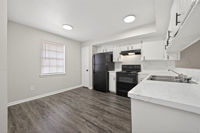 Building Photo - 427 Hollyvale Dr