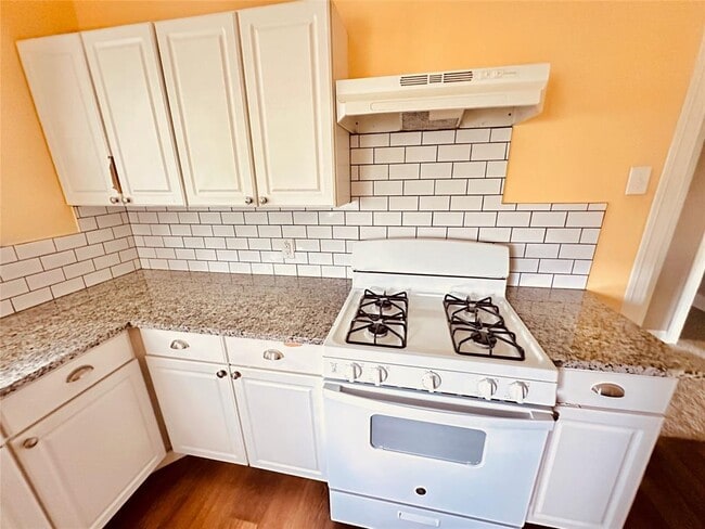 Building Photo - 916 E 37th St