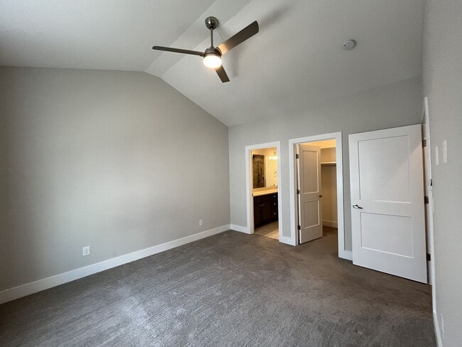 Building Photo - 2/2.5 - MODERN TOWNHOME IN THE NATIONS