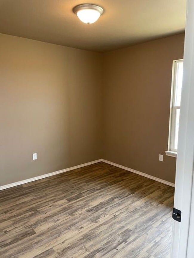 Building Photo - Super cute, 3 bedroom home. Outskirts of town