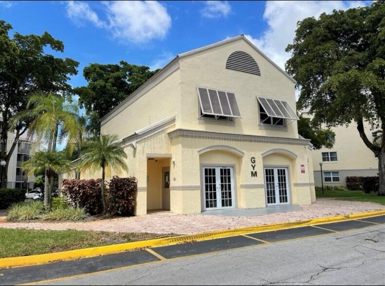 Building Photo - 8343 Lake Dr