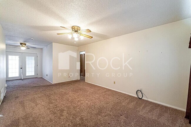 Building Photo - 3 Bedroom Home with 2-Car Garage and Covered Parking