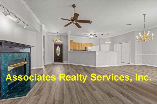 Building Photo - Turkey Creek-Three Bedroom - Two Bath 1560 sf