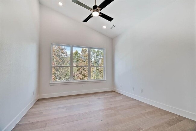 Building Photo - 28 Bedford Ln