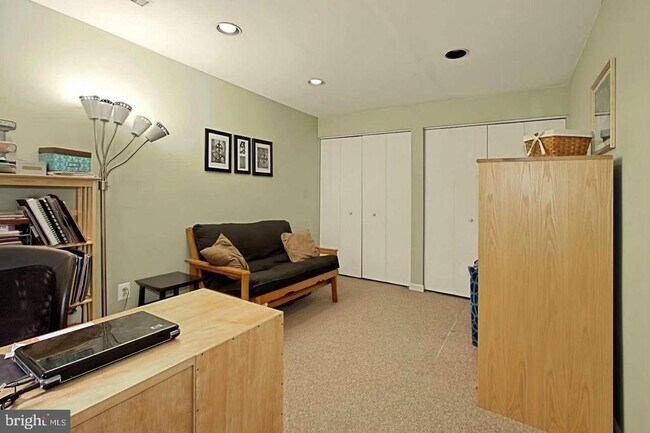 Building Photo - 5 S Floyd St