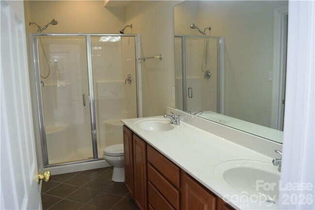 Building Photo - Stylish Braxton Gate Townhome with Garage & Main-Level Primary Suite