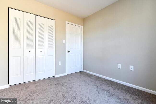 Building Photo - 5668 Ridge View Dr