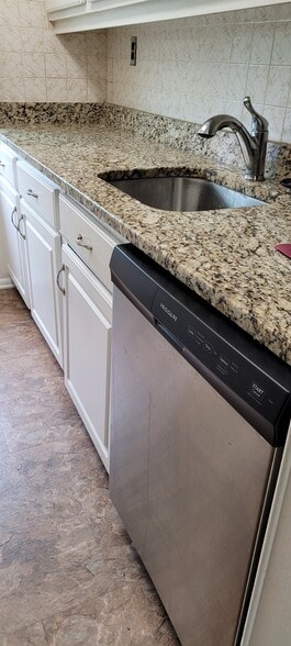 Kitchen Dish Washer - 69 Watkins Park Dr