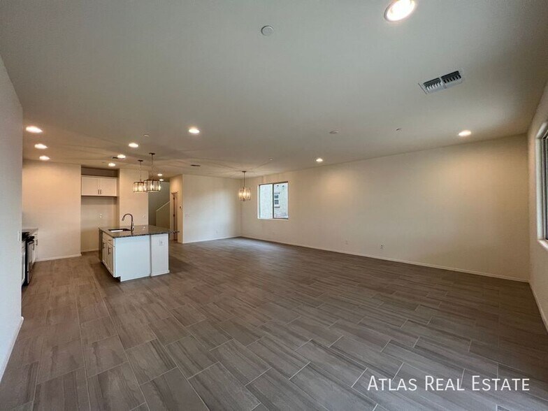 Building Photo - 13046 N Murray Dr
