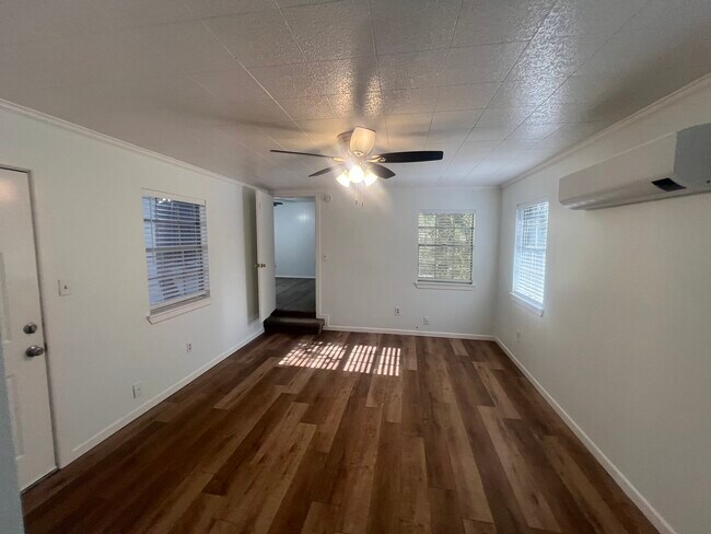 Building Photo - 11106 N Dowling Rd