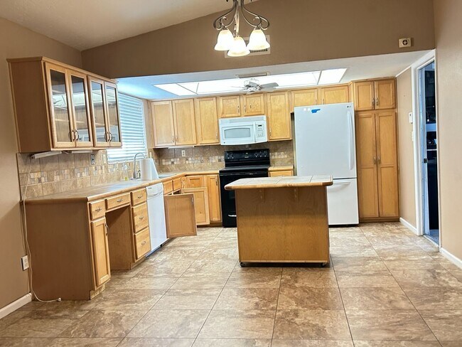Building Photo - Stunning 3 Bedroom 2 Bath