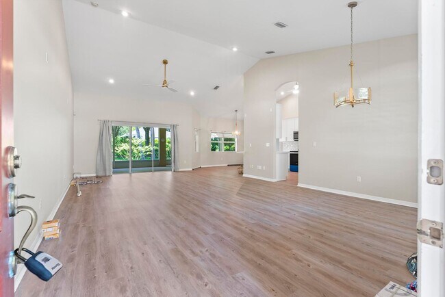 Building Photo - 24 Lakecliff Dr