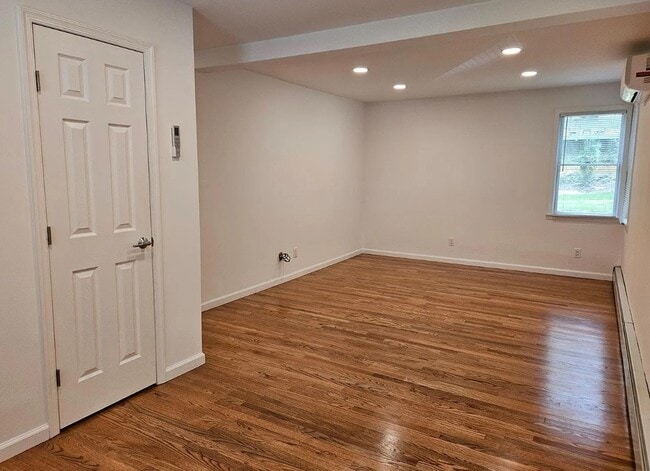 Building Photo - 31 Lakeview Rd