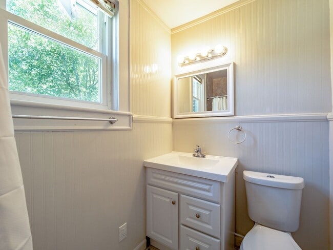 Building Photo - Oversized Renovated Downtown Cottage