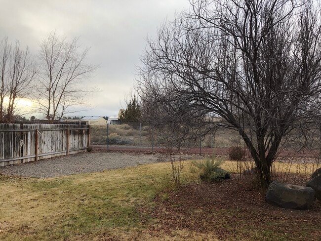 Building Photo - 601 NE Sandstone Ct