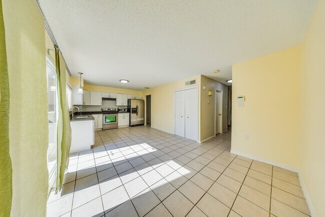 Building Photo - 2391 Crescent Park Dr