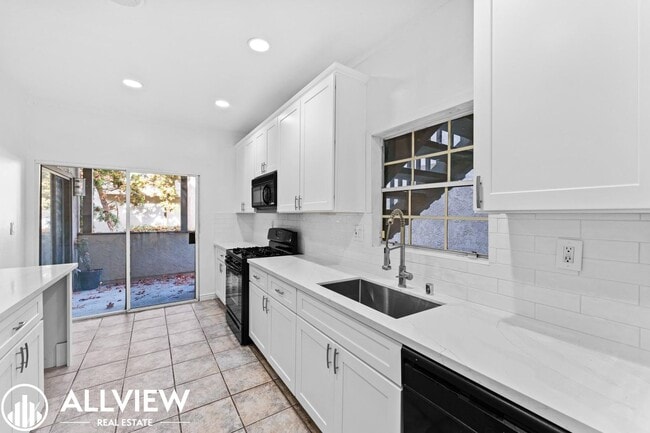 Building Photo - Beautifully Renovated 2-Bed, 2-Bath Home in a Gated Community!