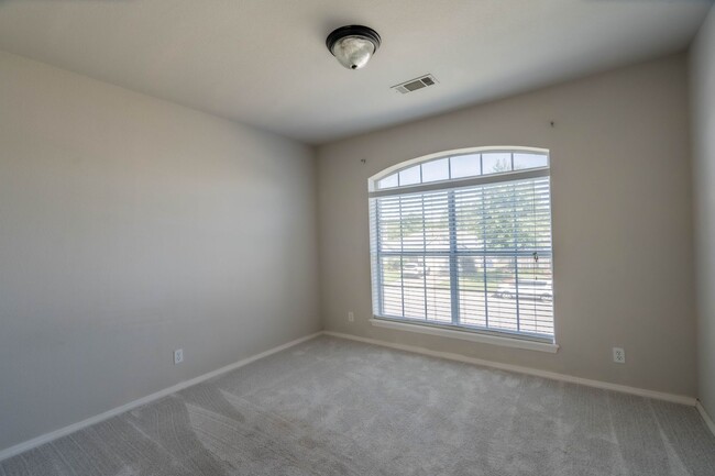 Building Photo - Beautiful 4 Bed 2.5 Bath Rental in Tulsa!