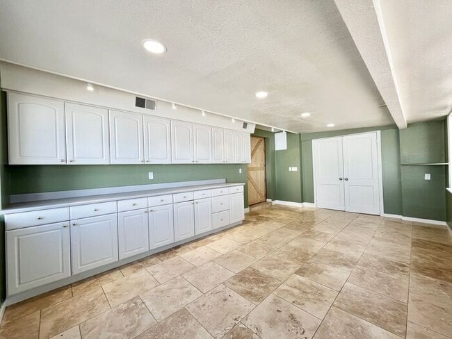 Building Photo - 3 Bd 3 Ba + Office + Den + Arizona Room!