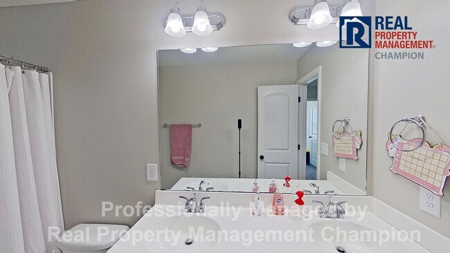 Building Photo - Spacious 3 BD/2.5 BA Home with Office Feat...