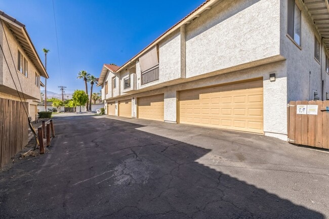 Building Photo - 74624 Driftwood Dr