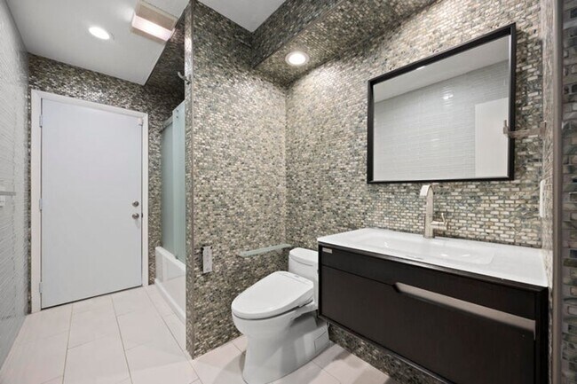 Building Photo - 930 NW 4th Ct