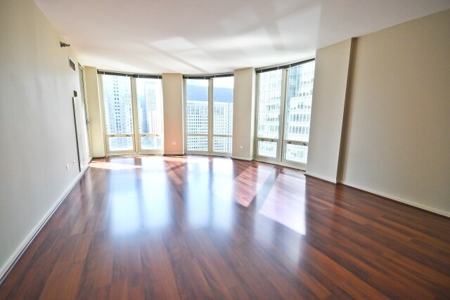 Building Photo - 345 N La Salle Dr