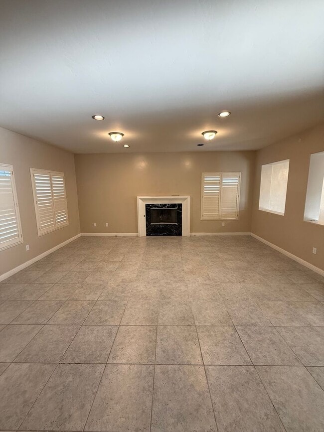 Building Photo - Elegant 3-Bedroom Home in Seven Oaks