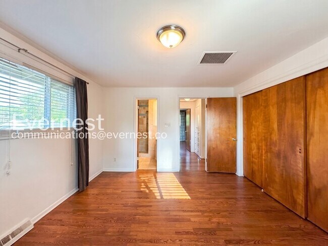 Building Photo - 4-Bed/2-Bath House Charming Home with Fenced Yard/ Available Now!