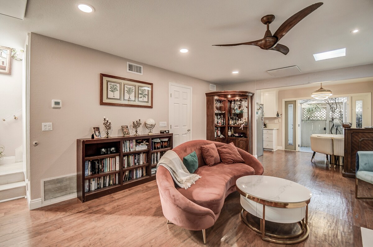 Building Photo - 11 Seamist Ct