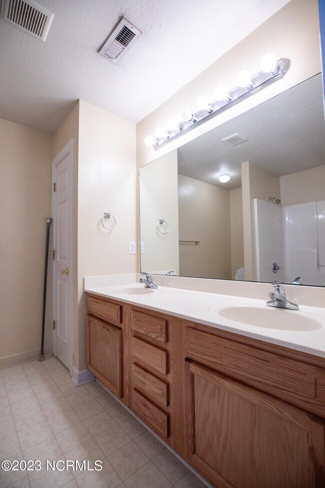 Building Photo - 305 Ashwood Dr