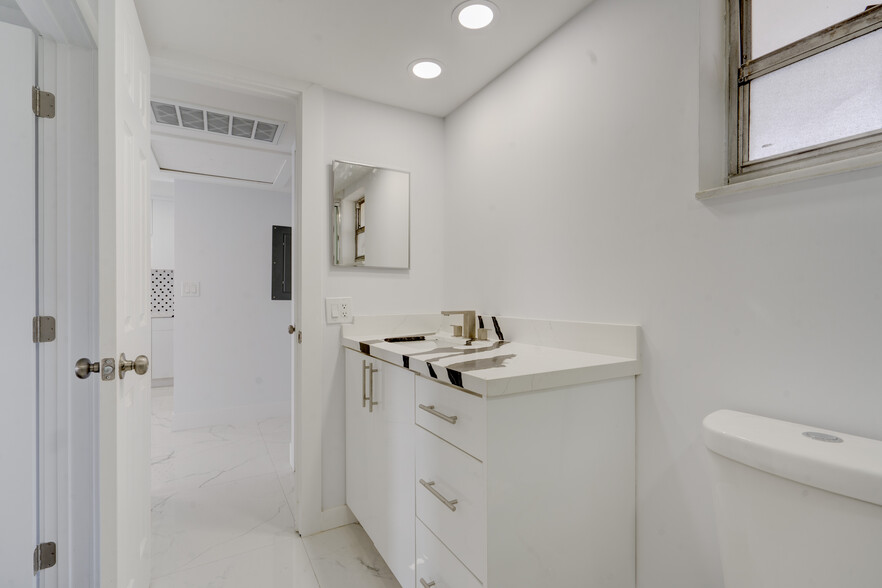Building Photo - 3050 N Palm Aire Dr