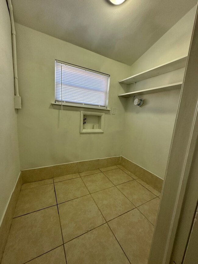 Building Photo - Malibu-4 Bedroom 2 Bath Single Family home