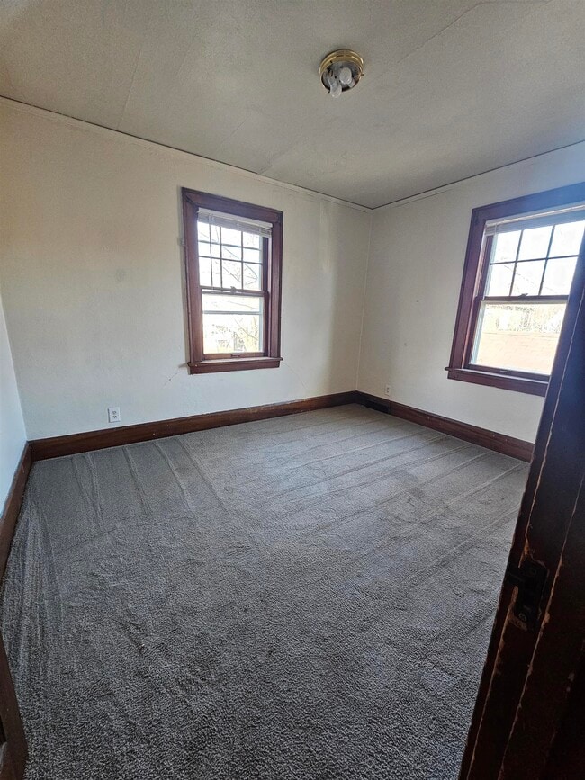 Building Photo - 914 18th Ave