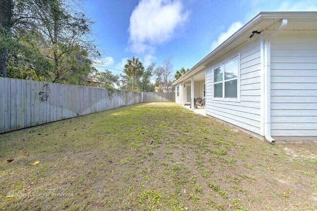 Building Photo - "Charming 3-Bedroom Oasis with 2 Baths and...