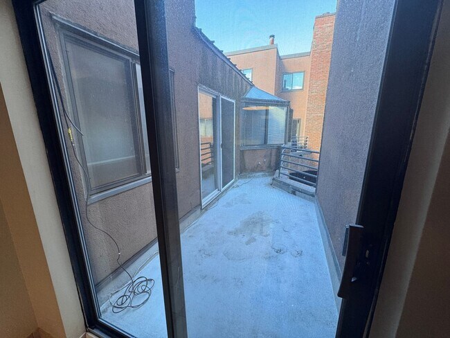 Building Photo - 169 Kelton St