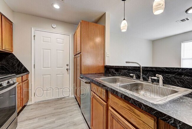 Building Photo - 1704 Tudor Dr