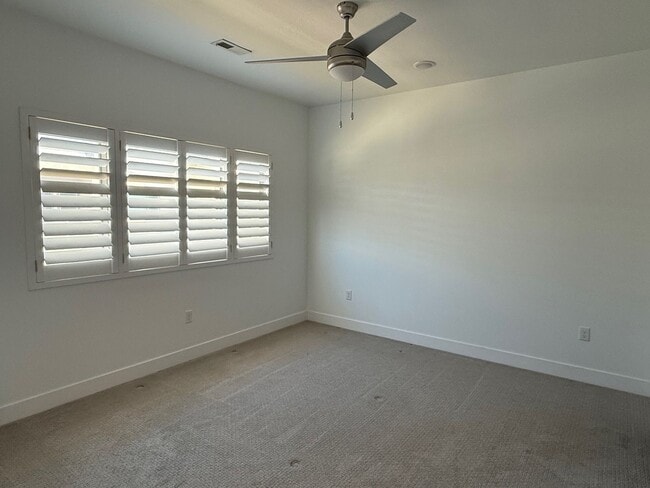 Building Photo - Beautiful townhome