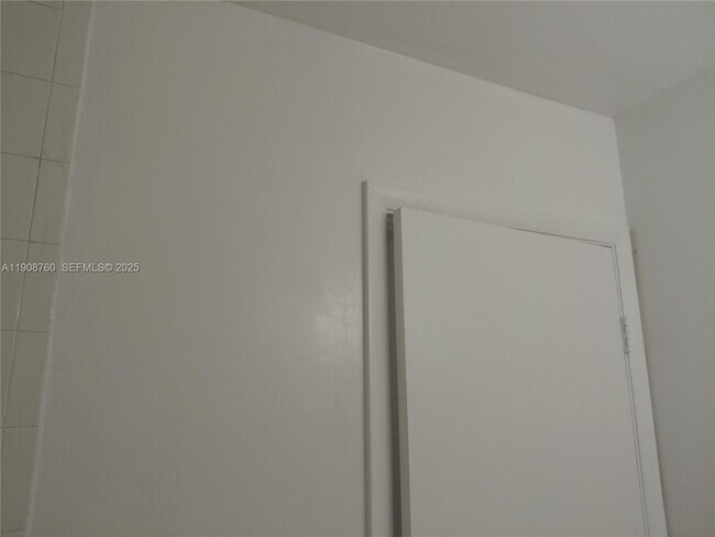 Building Photo - 13950 NE 2nd Ave