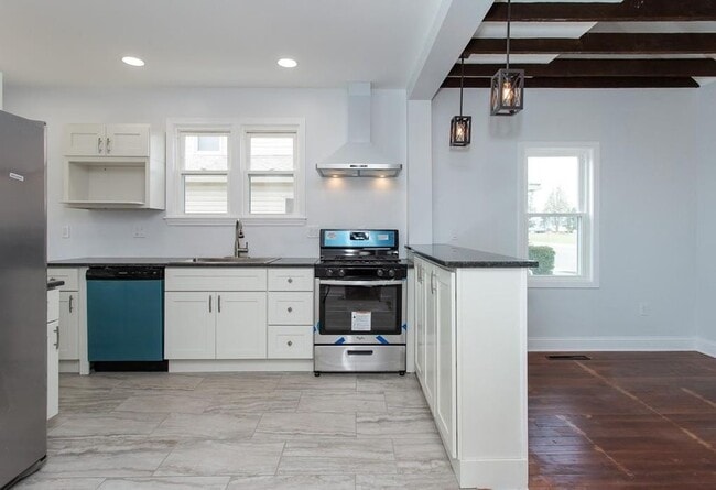 Granite countertops - 131 N Elm St
