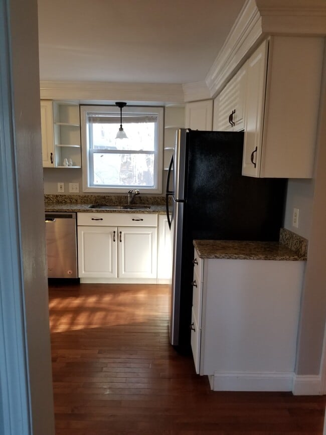 Building Photo - 370 High St