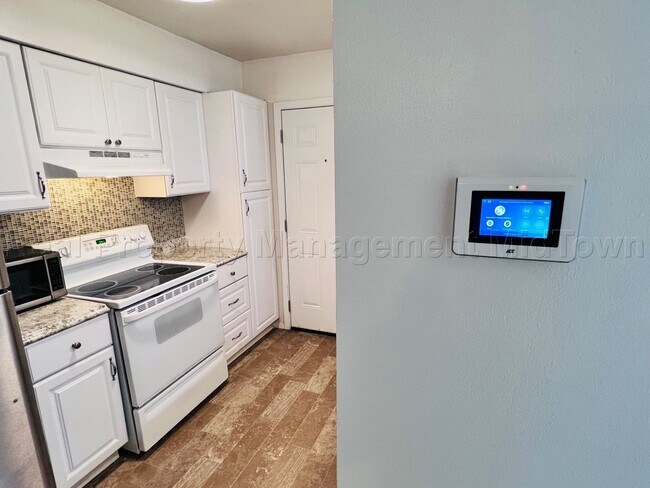 Building Photo - Charming 2 bedroom 1-bathroom Duplex unit features a prime location