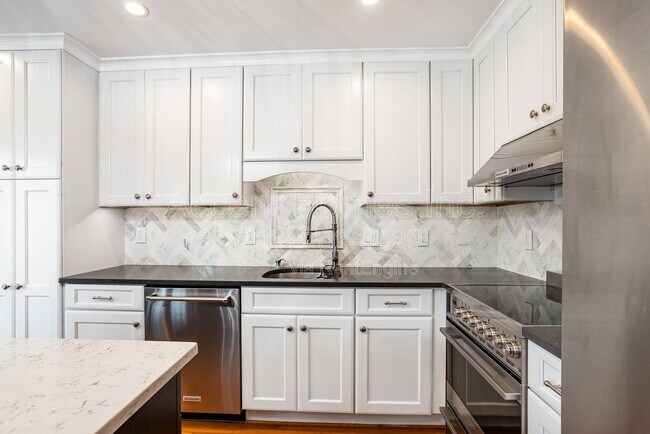 Building Photo - 6107 Summer Park Ln