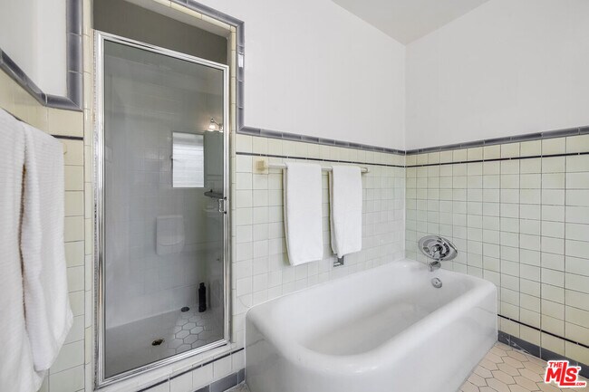 Building Photo - 157 N Las Palmas Ave