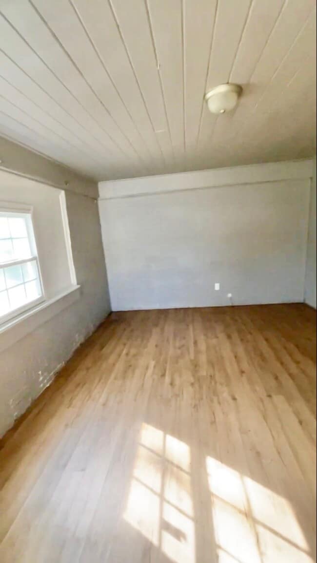 Building Photo - 2010 Royal St