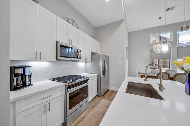 Building Photo - 814 Thornton Rd