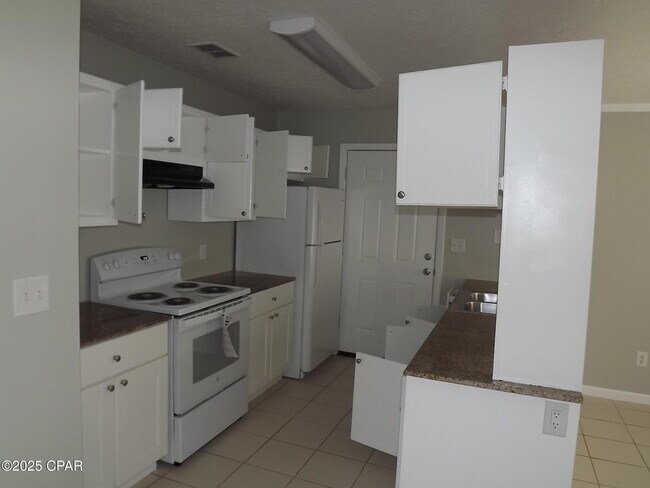 Building Photo - 2712 Oak Hammock Dr